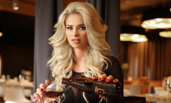 Monika drinkt vagina biertje